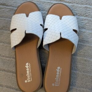 Moda Women's White Woven Sandals